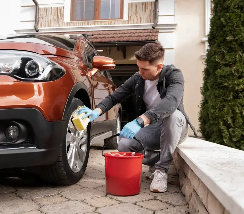 Lavage auto à domicile Saint Maurice Étusson : professionnel intervenant sur un véhicule